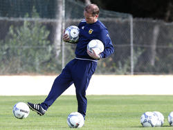 Tijdens het trainingskamp in Algarve verzamelt assistent-trainer Sipke Hulshoff de ballen. (06-01-2016)