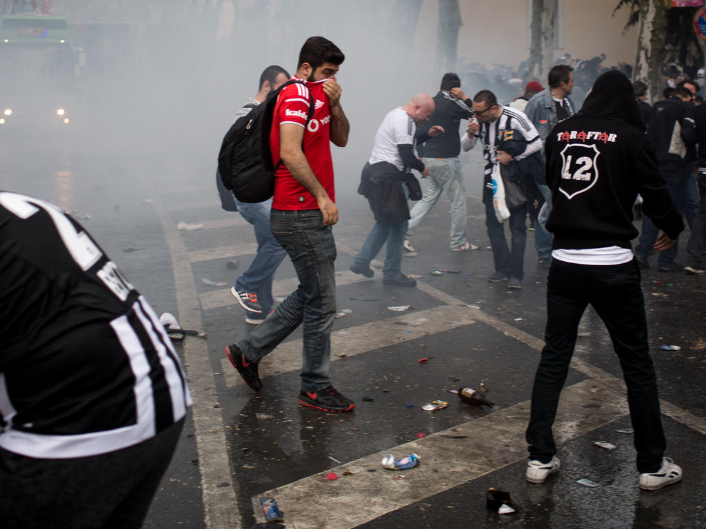 Anhänger von Beşiktaş suchen Schutz vor dem Tränengas