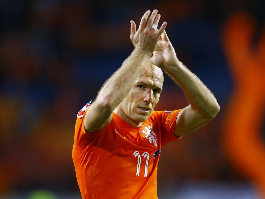 Arjen Robben bedankt na afloop van het EK-kwalificatieduel met Kazachstan het publiek in de Amsterdam ArenA. (10-10-2014)