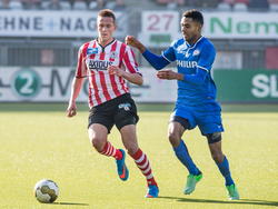 Paul Gladon (l.) komt tijdens Sparta - Jong PSV in balbezit, maar de aanvaller wordt direct onder druk gezet door Abel Tamata. (15-02-2015)