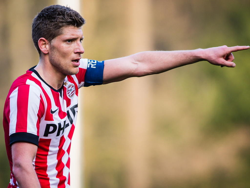 Jong PSV captain Stijn Schaars geeft aanwijzingen aan zijn jongere ploeggenoten in de wedstrijd tegen jong Ajax. (07-04-2015)