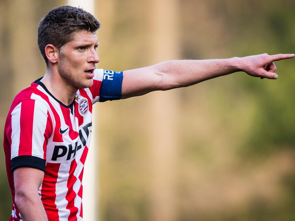 Jong PSV captain Stijn Schaars geeft aanwijzingen aan zijn jongere ploeggenoten in de wedstrijd tegen jong Ajax. (07-04-2015) Jong PSV captain Stijn Schaars geeft aanwijzingen aan zijn jongere ploeggenoten in de wedstrijd tegen jong Ajax. (07-04-2015)