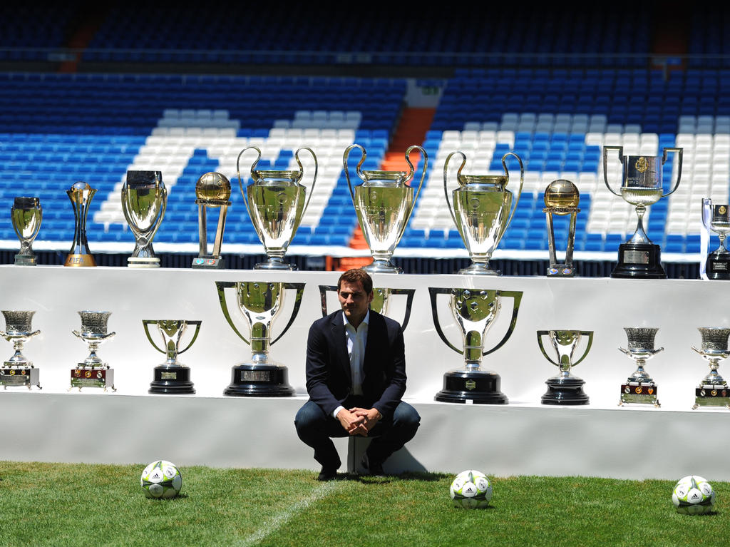 Iker Casillas poseert tijdens zijn afscheid bij Real Madrid voor de prijzen die hij heeft gewonnen bij de Spanjaarden. (13-07-2015) Iker Casillas poseert tijdens zijn afscheid bij Real Madrid voor de prijzen die hij heeft gewonnen bij de Spanjaarden. (13-07-2015)