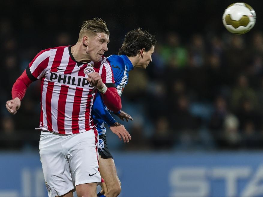 Hjörtur Hermannsson (l.) gaat tijdens FC Eindhoven - Jong PSV in de Jupiler League het kopduel aan met Joey Sleegers. (30-01-2015)