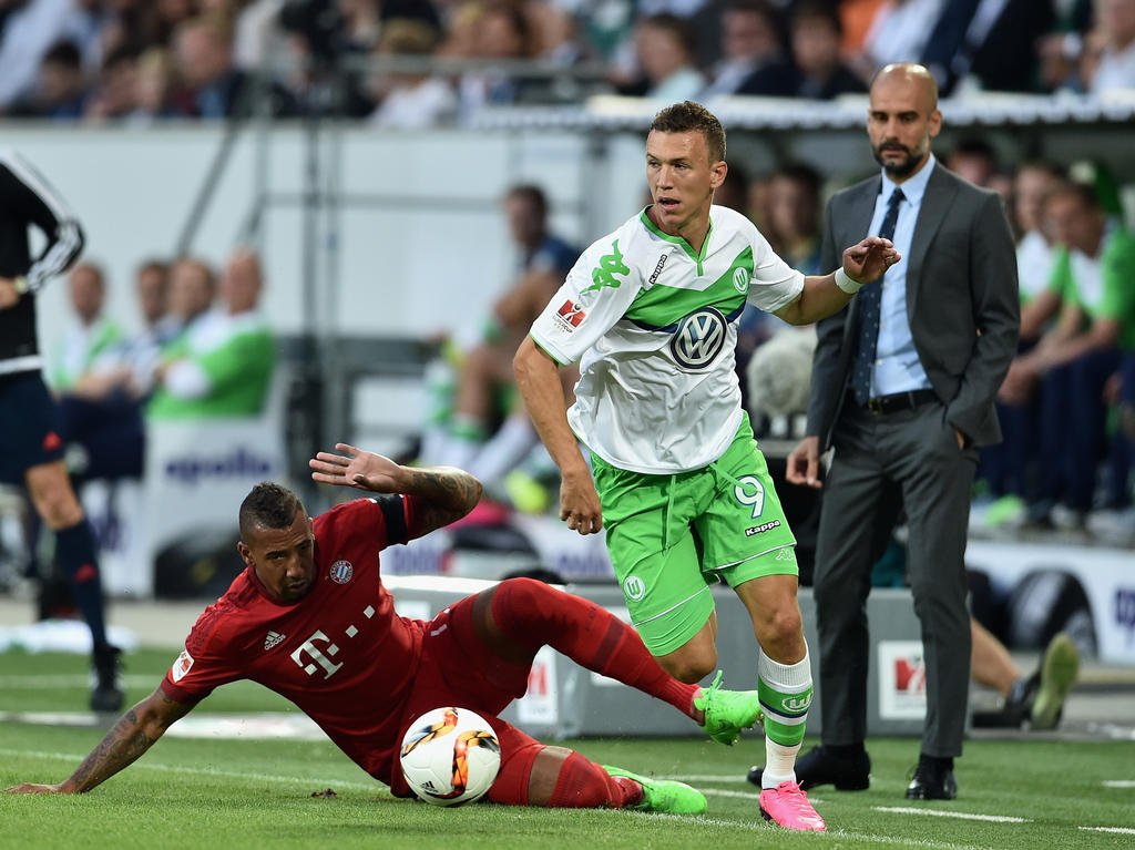 VfL Wolfsburgs Ivan Perisic (r.) dribbelt während der Partie um den deutschen Supercup am 1. August 2015 gegen Bayern München im Vollsprint am heranrauschenden Jerome Boateng vorbei.