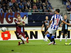De Graafschap-doelman Hidde Jurjus (l.) wordt verschalkt door Mitchell te Vrede (r.) tijdens het competitieduel sc Heerenveen - De Graafschap. (11-08-2015)