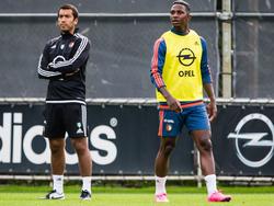 Eljero Elia (r.) en Feyenoord-trainer Giovanni van Bronckhorst kijken toe tijdens een training van de Rotterdammers. (11-08-2015)
