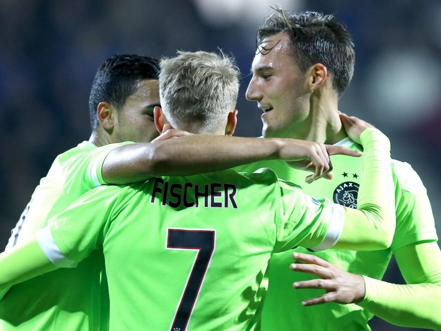 Anwar El Ghazi (l.), Viktor Fischer (m.) en Nemanja Gudelj (r.) vieren de treffer van laatstgenoemde tijdens Heracles Almelo - Ajax. (17-10-2015)