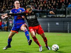 Rick Karsdorp (l.) probeert te voorkomen dat Brandley Kuwas (r.) een voorzet geeft tijdens SBV Excelsior - Feyenoord. (28-11-2015)