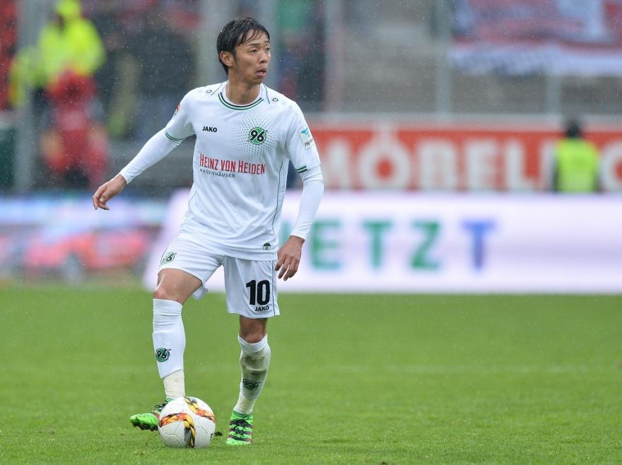 Hiroshi Kiyotake bewaart het overzicht met de bal aan zijn voet tijdens de competitiewedstrijd tegen FC Ingolstadt 04. (23-04-2016)