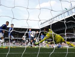 Met een katachtig reflex voorkomt Maarten Stekelenburg een doelpunt van Vincent Janssen tijdens Everton - Tottenham Hotspur. (13-08-2016)