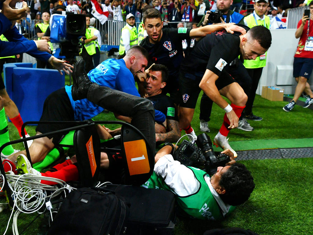 Los jugadores croatas se llevaron por delante a la prensa en su celebración. (Foto: Getty)