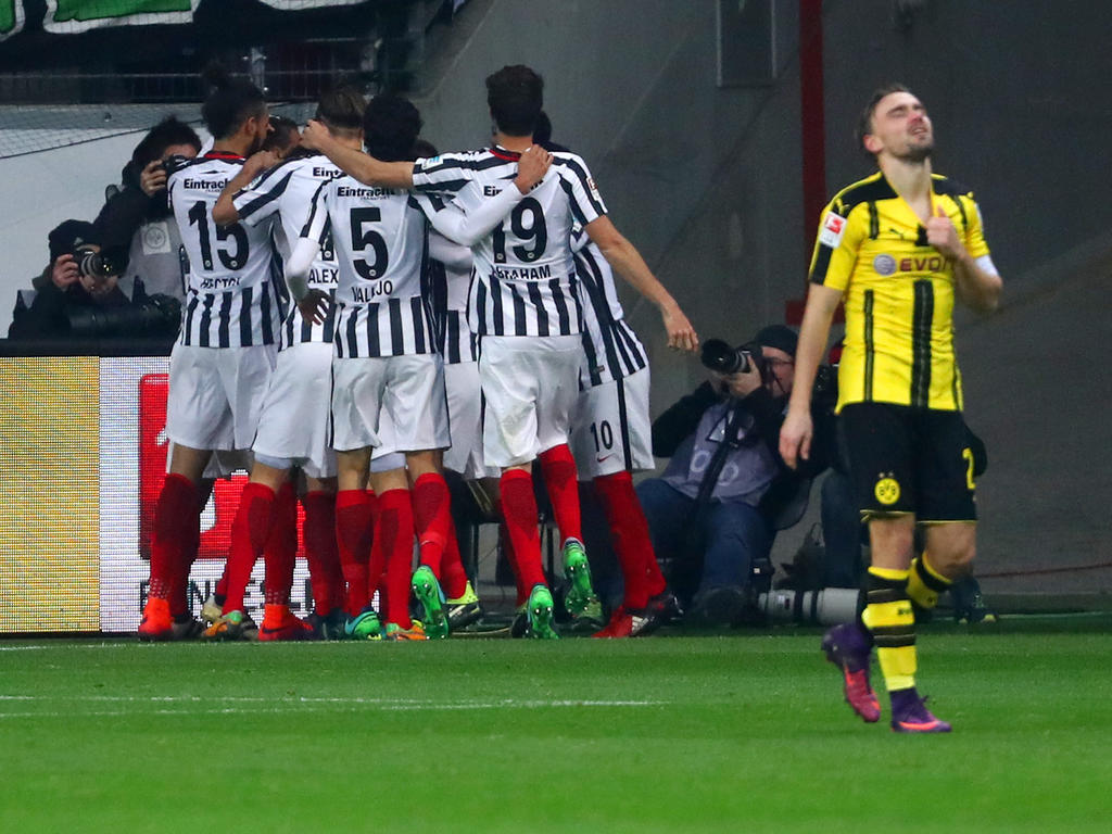 Los jugadores del Eintracht celebran uno de los tantos ante su público. (Foto: Getty)