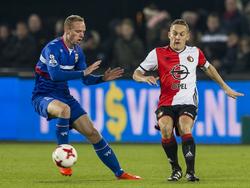 Elmo Lieftink (l.) moet inhouden in het duel met Jens Toornstra (r.) aangezien de middenvelder van Feyenoord eerder bij de bal is. (21-01-2017)