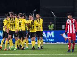 De spelers van VVV-Venlo hebben genoeg reden om te juichen. Delano van Crooy heeft zojuist de marge vergroot naar twee. (27-01-2017)