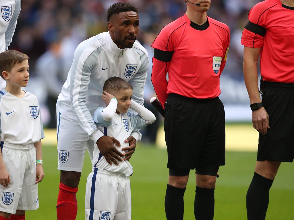 Englands Jermain Defoe steht vor Spielbeginn hinter dem fünfjährigen Bradley Lowery
