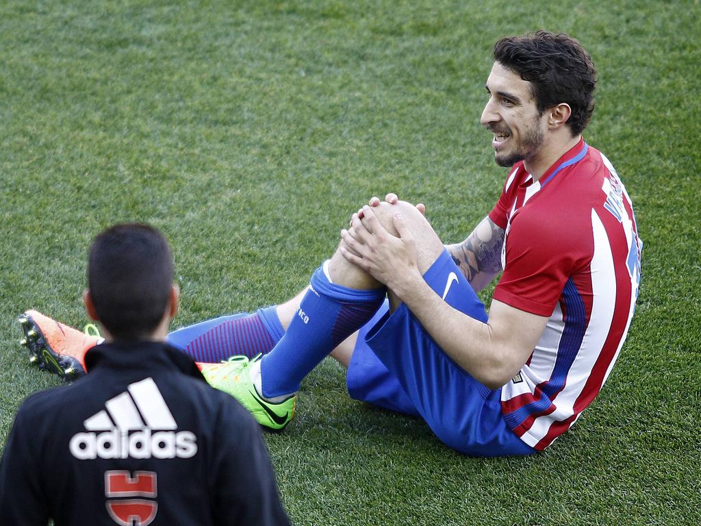 Šime Vrsaljko zit geblesseerd op de grond tijdens het competitieduel Atlético Madrid - Sevilla FC (19-03-2017).