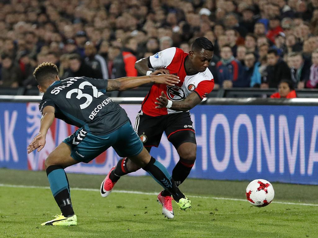 Eljero Elia (r.) passeert Joey Groenbast (l.). (05-04-2017) Eljero Elia (r.) passeert Joey Groenbast (l.). (05-04-2017)