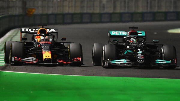 Zwischen Max Verstappen (l.) und Lewis Hamilton knallte es wieder