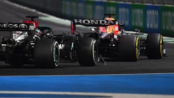 Lewis Hamilton hinter Max Verstappen (r.), nach der Berührung im Rennen