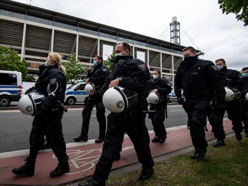 Polizisten vor dem RheinEnergieStadion in Köln