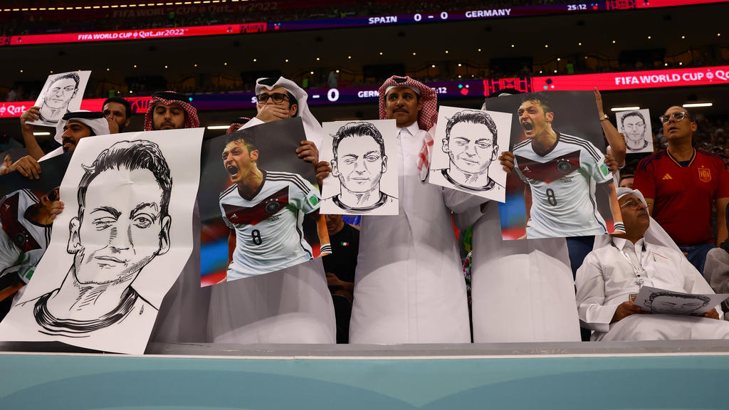 Zuschauer halten Bilder von Deutschlands ehemaligem Nationalspieler Mesut Özil in die Höhe