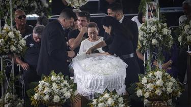 Der Leichenwagen mit dem Leichnam Pelés fährt zum Stadion in Santos