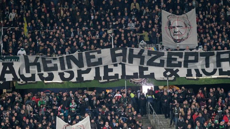 Fans von Hannover 96 zeigen ein Banner