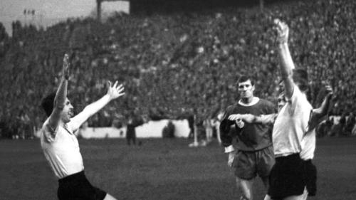 Lothar Emmerich und Siegfried Held bejubeln den Sieg des BVB gegen Liverpool