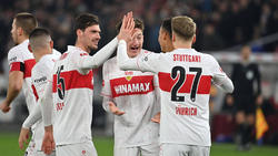 Pascal Stenzel (l.) verlängert beim VfB Stuttgart