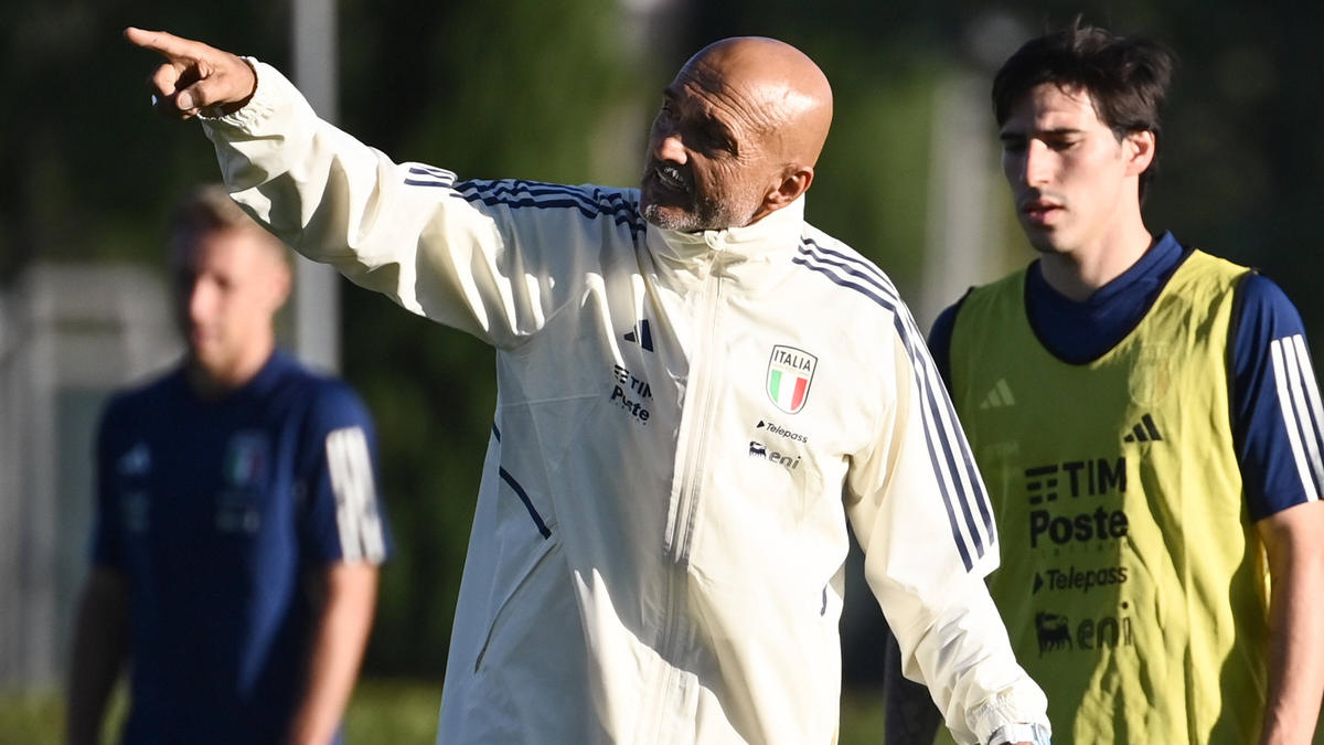 Gegen Sandro Tonale (r., mit Nationaltrainer Spalletti) wird wegen des Verdachts illegaler Wetten ermittelt.