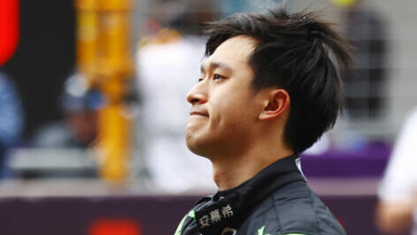 Guanyu Zhou wird nach dem Rennen von den Gefühlen überwältigt