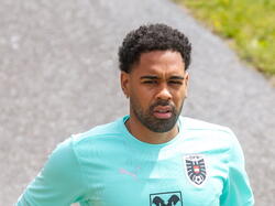 Mwene vor Rumänien-Spiel im Babyglück