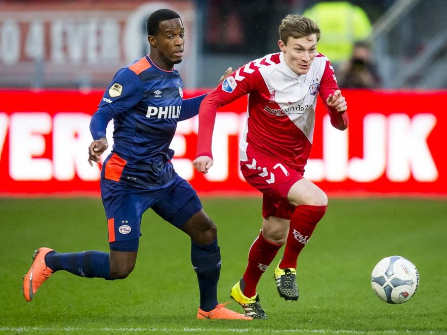 Florian Jozefzoon (l.) reageert te laat op een diepe bal, waardoor Rico Strieder kan ingrijpen tijdens FC Utrecht - PSV. (07-02-2016)