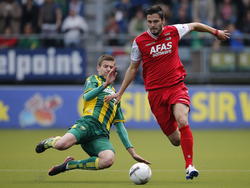 Denni Avdić (r.) probeert een tackle van Michiel Kramer (l.) te ontwijken tijdens ADO Den Haag - AZ Alkmaar. (27-4-2014)