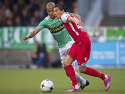William Troost-Ekong (l.) probeert de sterk spelende Steven Berghuis (r.) af te stoppen in het duel FC Dordrecht - AZ. (30-08-2014)