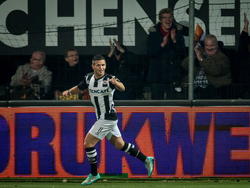 Een week na zijn hattrick tegen Go Ahead Eagles zet Bryan Linssen Heracles Almelo op voorsprong tegen PSV. (09-11-2014). 