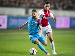 Anwar El Ghazi (r.) probeert Rochdi Achenteh (l.) te achterhalen tijdens het bekerduel tussen Ajax en Vitesse in de achtste finale. (18-12-2014). 