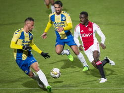 Terry Sanniez (r.) komt graag mee op en zo ook tijdens RKC Waalwijk - Jong Ajax in de Jupiler League. Hier maakt de verdediger het Nando Wormgoor (l.) en Hafid Salhi lastig. (20-02-2015)