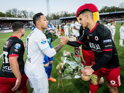 Memphis Depay (l.) krijgt voorafgaande aan het competitieduel Excelsior - PSV Eindhoven een bloemetje van Khalid Karami (r.). (25-04-2015)