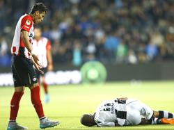 Héctor Moreno (l.) vraagt zich af wat hij verkeerd heeft gedaan tijdens Heracles Almelo - PSV, terwijl hij naar de kermende Oussama Tannane kijkt. De Mexicaan van PSV raakt de speler van Heracles Almelo hard op de knie. (19-09-2015)