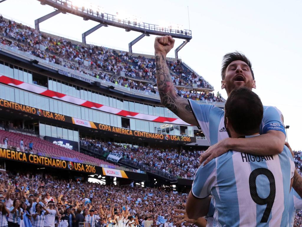 Gonzalo Higuaín en Lionel Messi vieren een doelpunt tegen Venezuela (4-1). De Argentijnen zijn verzekerd van een plaats in de halve finale van de Copa America. (18-06-2016)