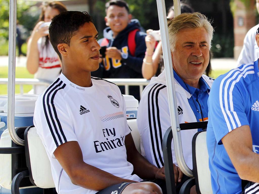 Raphaël Varane (l.) trainierte bereits bei Real unter Carlo Ancelotti (r.)