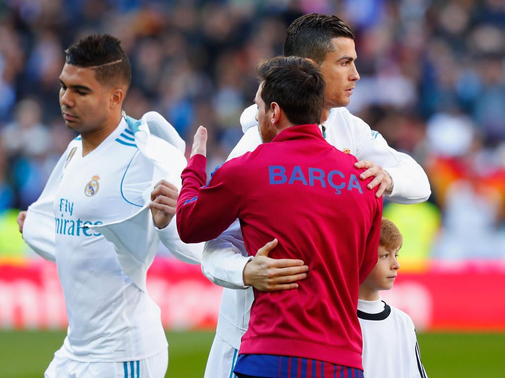 Liefern sich ein Wettballern um die Torjägerkrone Spaniens: Cristiano Ronaldo (M.) und Lionel Messi (r.)