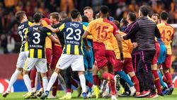 Zwischen Galatasaray und Fenerbahce kam es zu wilden Jagdszenen nach Abpfiff