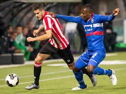 Loris Brogno (l.) probeert zich tijdens het duel van Sparta Rotterdam met Willem II te ontdoen van Katuku Tshimanga (r.). (15-10-2016)