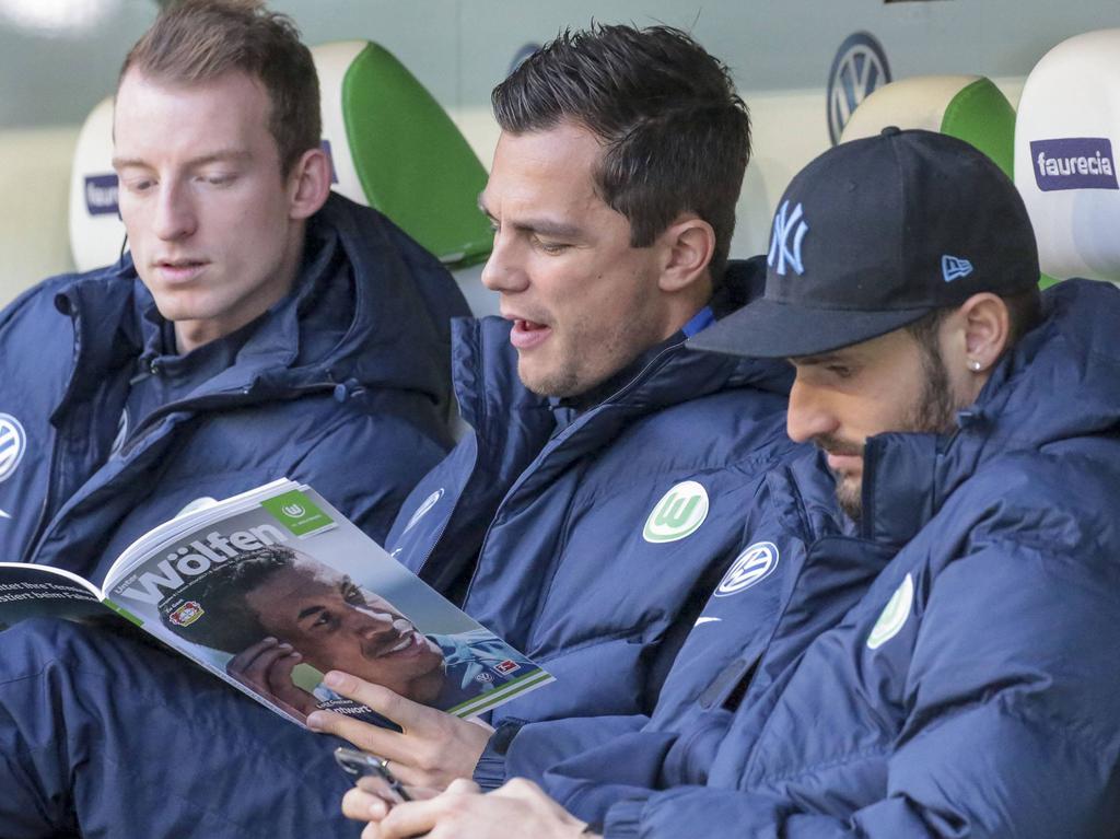 Marcel Schäfer (M.) könnte beim VfL Wolfsburg Nachfolger von Allofs werden