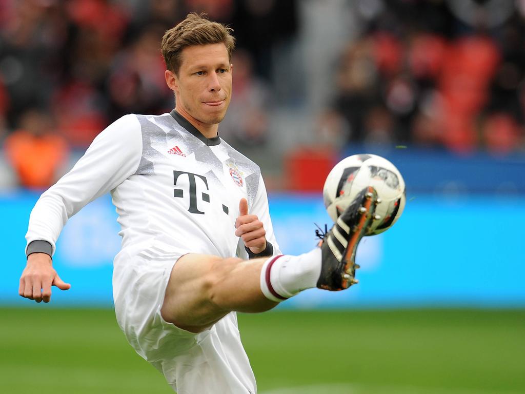 Nicolas Feldhahn (30 jaar) zit voor de eerste keer in de wedstrijdselectie van Bayern München. Kan hij zijn debuut maken? Hier is hij bezig aan de warming-up tegen Bayer Leverkusen. (12-04-2017)