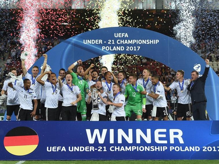 Da ist das Ding:Die deutsche U21 holt den EM-Pokal
