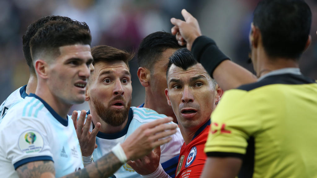 Messi y Medel teminaron expulsados.